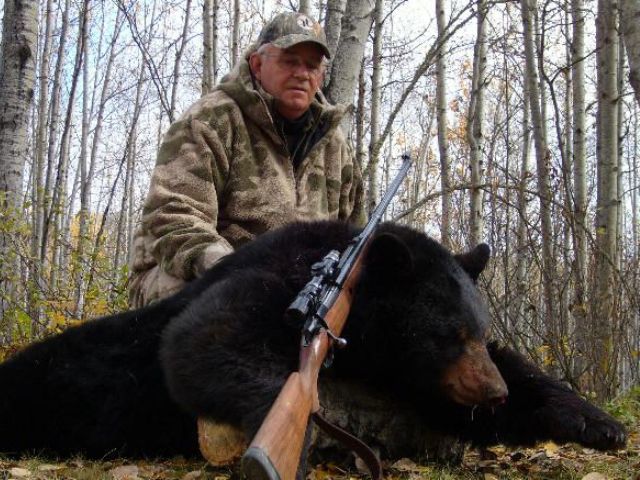 Bruce chose a non-baited hunt and got to spot and stalk this huge black bear while it fed in a field. Among other foods an oat field is an excellent magnet for black bear. A great prize for anyones trophy room and he didn\'t pass up his shot. Another super black bear on a non-baited hunt.