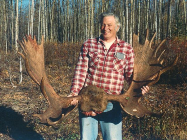 Ernie wanted a record book or nothing. After seven days of passing up small moose, this giant came to my call. A 400 yard shot gave him a trophy well up into the record books. One of Alberta\'s largest bulls taken with just under a 60 inch spread.