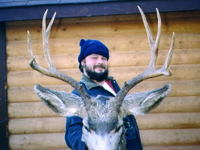 This Alaska client pulled no punches. After letting two great wall hangers run, he chose to tag the next decent buck. By the end of his first day, Steve had his trophy on the ground. After leaving a deposit for next year, he headed for home the following morning.