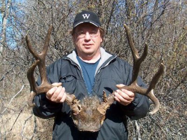 Bumping the record book this 28 inch mule deer buck made his last mistake and Darren\'s bullet did not miss. Check out the weight of the antlers and how this buck holds his size to the end of the tines. A heavy buck and a wall hanger I would be please to own. Good going, Darren. 